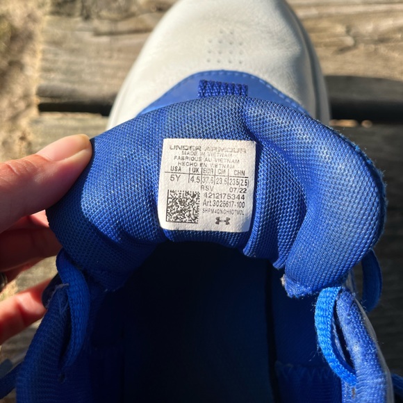 Under Armour Size 5 Youth Gym Shoes Colorful Blue Tennis Shoes Kids Sneakers - Picture 10 of 13